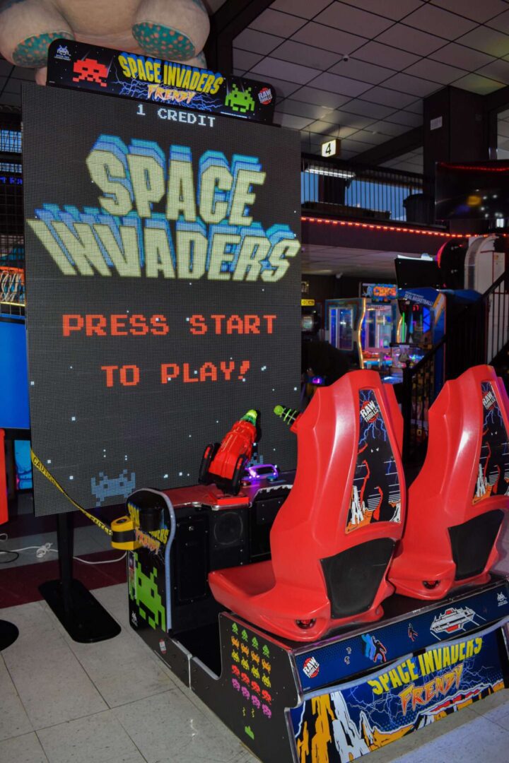 Game station of Space Invaders | Go-kart Raceway